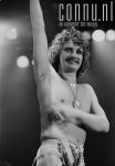 07-06-1976 David Byron Uriah Heep at Ahoy Rotterdam The Netherlands Photo: Govert de Roos/Connu

[keywords]liggend, boek, glimlachend[/keywords]